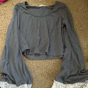 Crop top flutter at the end of sleeves